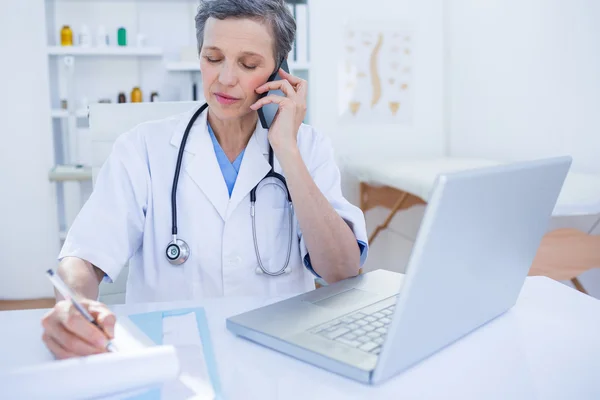 Médecin féminin ayant un appel téléphonique — Photo