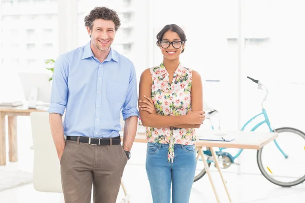 Happy business team står i en kö — Stockfoto