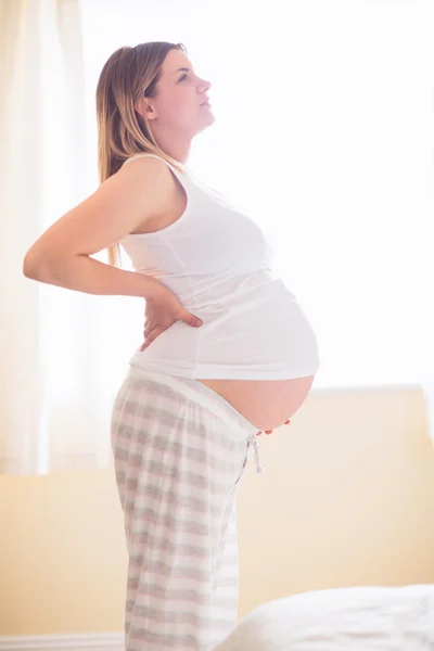 Задумчивая беременная женщина смотрит в сторону — стоковое фото