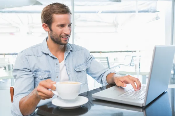 Lycklig man skriva på laptop — Stockfoto