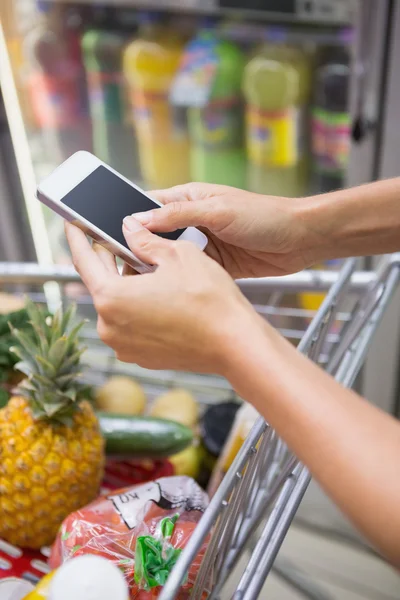 Mulher comprar produtos e usando seu smartphone — Fotografia de Stock