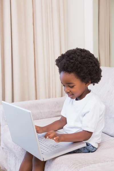 Menino usando um laptop — Fotografia de Stock