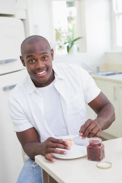 Glimlachende man portret nemen zijn ontbijt — Stockfoto