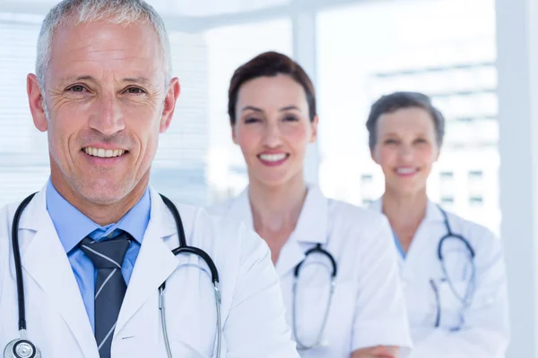 Tres colegas médicos sonrientes mirando a la cámara — Foto de Stock