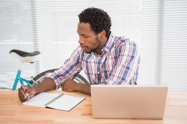 Businessman writing on notepad — Stock Photo, Image