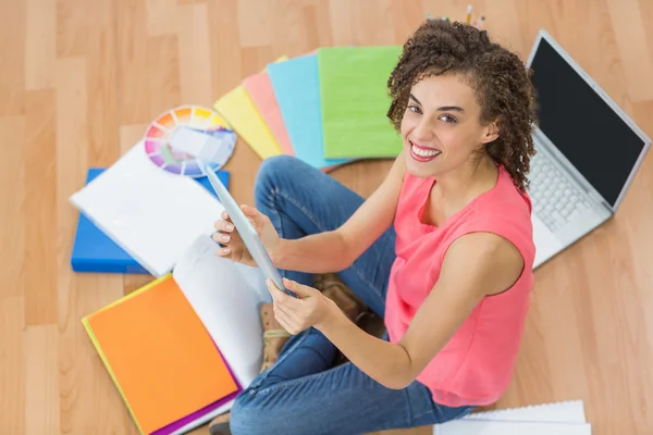 Junge kreative Geschäftsfrau hält ein Tablet in der Hand — Stockfoto