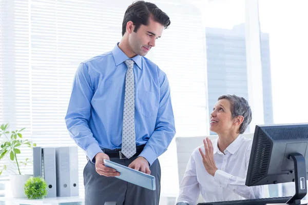 Ernstige collega's samen te werken op Tablet PC — Stockfoto