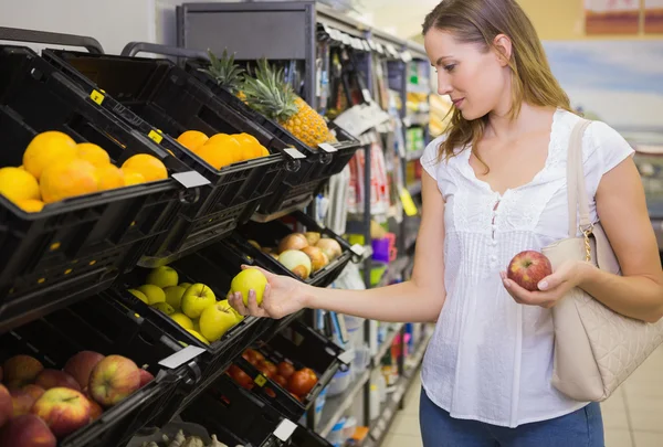 Sonriendo bonita mujer rubia comprando productos — Foto de Stock