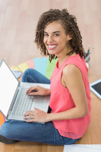 Pengusaha wanita kreatif muda yang bekerja pada laptop — Stok Foto