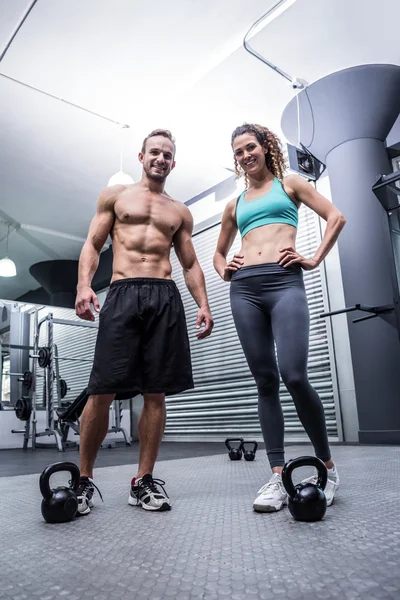 Muskulös par tittar på kameran — Stockfoto
