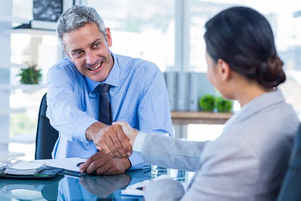 Happy business folk skakar hand — Stockfoto