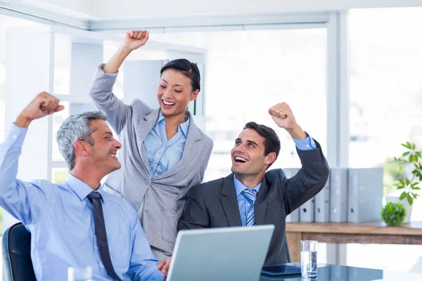 Gente feliz de negocios animando juntos —  Fotos de Stock