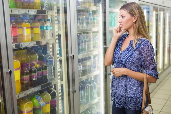 Женщина покупает замороженные продукты — стоковое фото