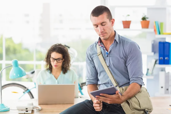 Kreativ affärsman med digital tablet — Stockfoto