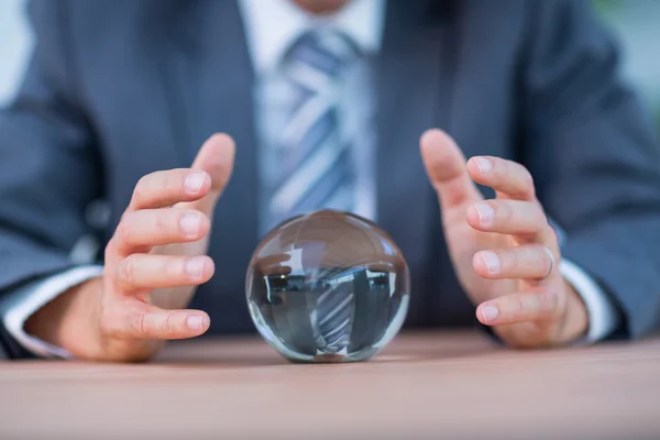 Empresário prevendo uma bola de cristal — Fotografia de Stock