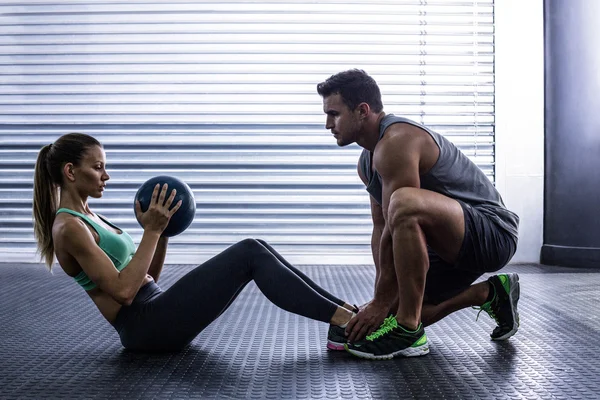 Muskulöses Paar macht Bauchmuskeltraining — Stockfoto