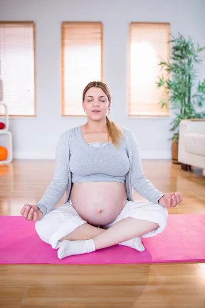 正在做瑜伽的孕妇 — 图库照片