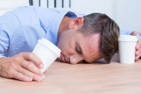 Zakenman slapen op zijn Bureau — Stockfoto