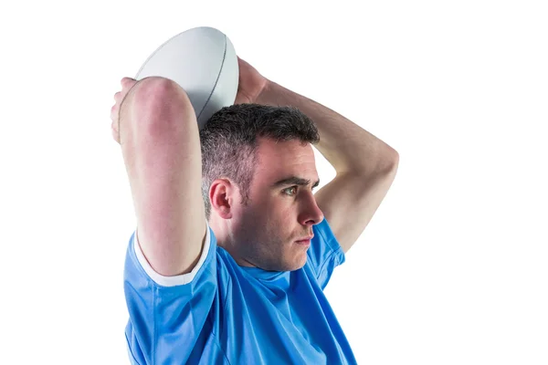 Joueur de rugby sur le point de lancer une balle de rugby — Photo