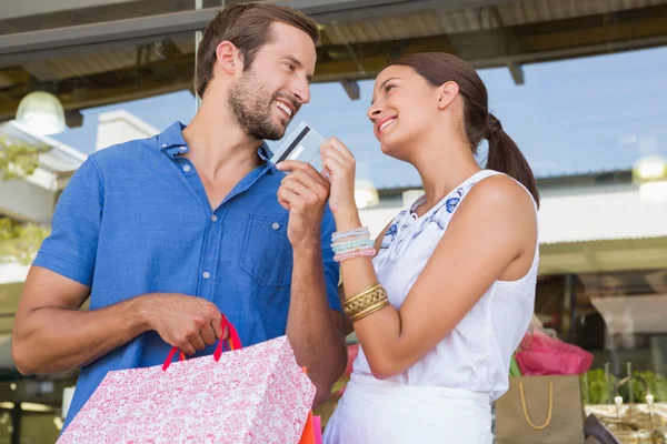 Jovem casal feliz após as compras — Fotografia de Stock