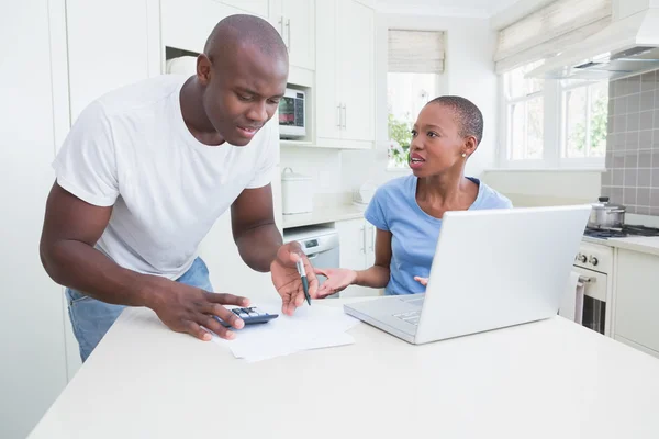 Un couple travaillant et utilisant un ordinateur portable — Photo