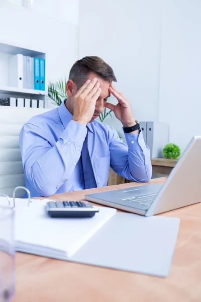 Affärsman med svår huvudvärk håller hans huvud — Stockfoto