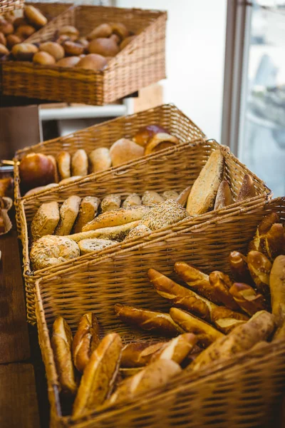 Корзина со свежим хлебом — стоковое фото