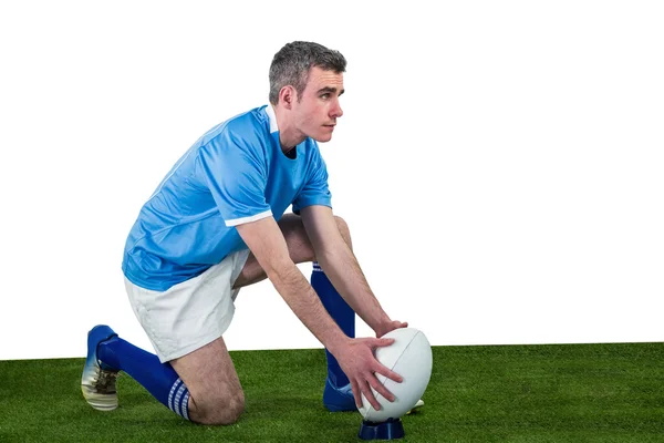 Jogador de rugby pronto para fazer um chute de queda — Fotografia de Stock