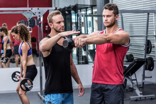 Svalnatý muž zvedání kettlebell — Stock fotografie