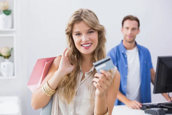Uma mulher loira bonita mostrando seus cartões de crédito — Fotografia de Stock