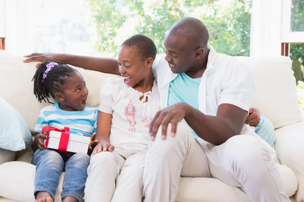 Bella coppia offrono un regalo per la loro figlia — Foto Stock