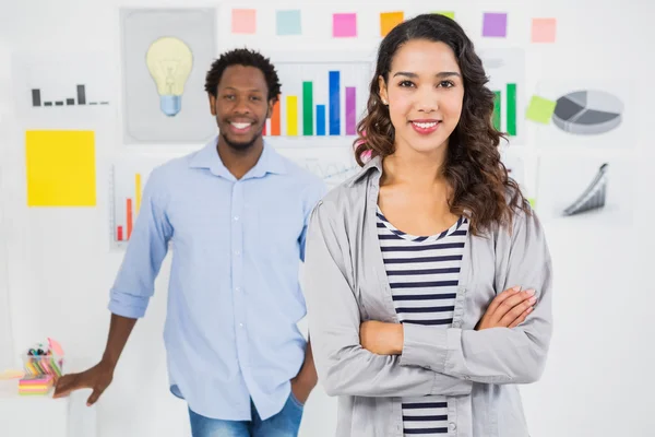 Jong lachende business team kijken naar de camera — Stockfoto