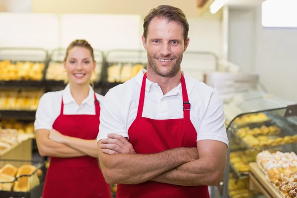 Retrato de dos panaderos sonrientes con los brazos cruzados —  Fotos de Stock