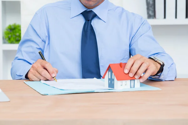 Geschäftsmann schreibt ein Contrat, bevor er es unterschreibt — Stockfoto