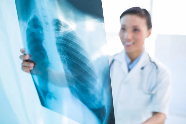 Female doctor examining x-ray — Stock Photo, Image