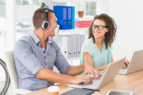 Relajados colegas de negocios mirándose entre sí — Foto de Stock