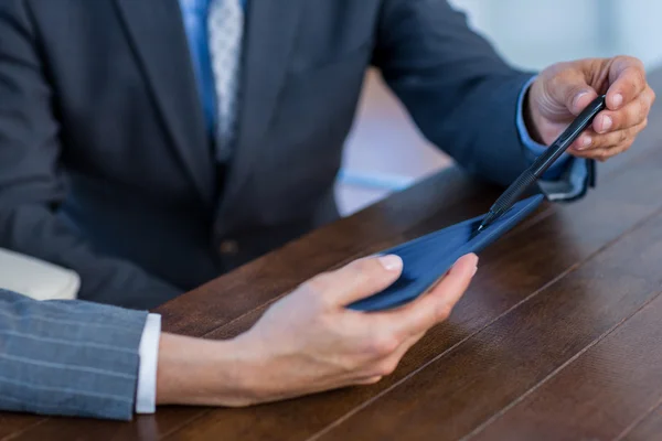 Business people working on tablet computer — Stock Photo, Image