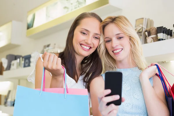 Mulheres felizes amigos olhando para smartphone — Fotografia de Stock