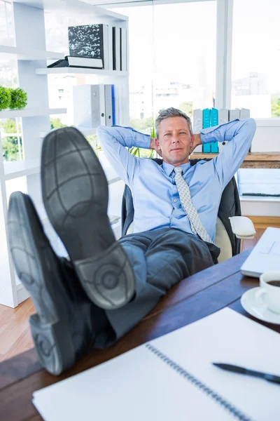 Empresário relaxante em uma cadeira giratória — Fotografia de Stock