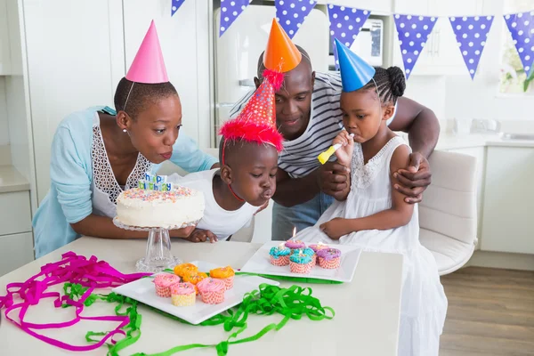 Boldog család ünnepli a születésnapját együtt — Stock Fotó