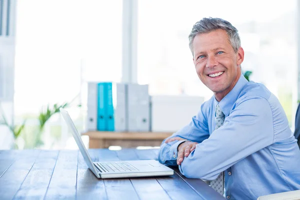 Businessman looking at camera with arms crossed Royalty Free Stock Photos