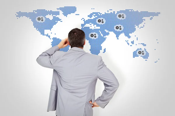 Homem de negócios contra mapa mundial — Fotografia de Stock