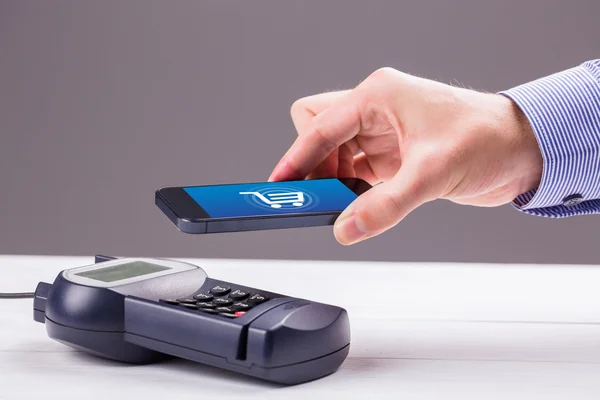 Man using smartphone to express pay — Stock Photo, Image