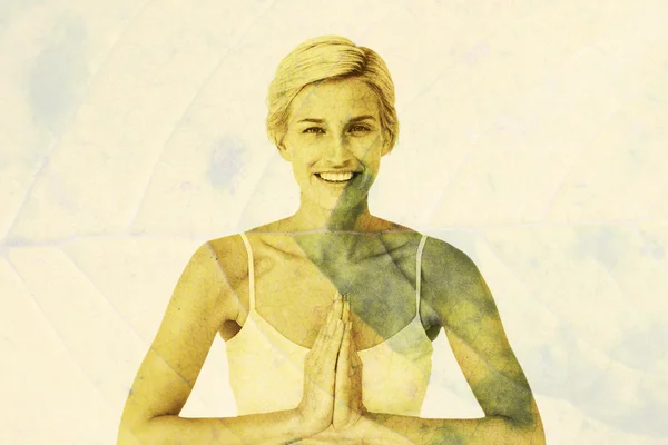 Mujer haciendo yoga sonriendo —  Fotos de Stock
