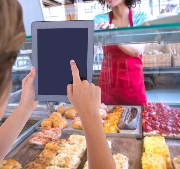 Vrouw met tablet pc — Stockfoto