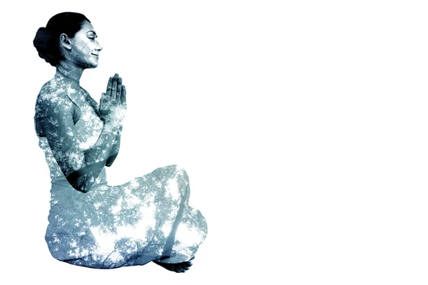Kobieta w bieli siedzi w lotosu stanowią — Zdjęcie stockowe