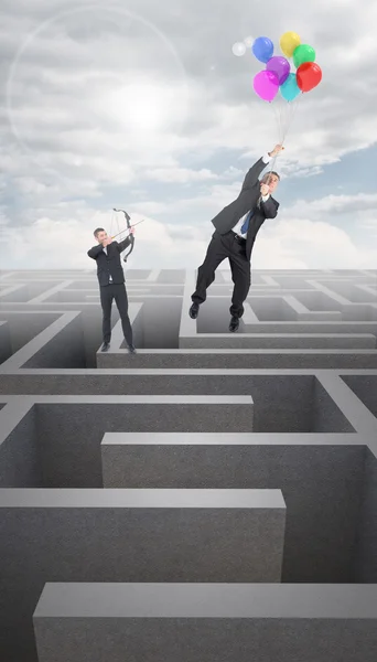 Empresario disparando un arco y una flecha — Foto de Stock