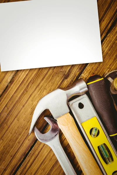 Witte kaart tegen Bureau — Stockfoto