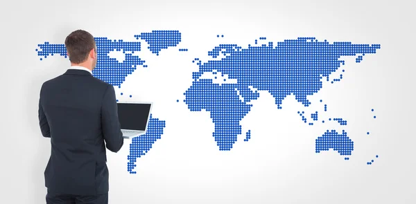 Homem de negócios contra mapa mundial — Fotografia de Stock