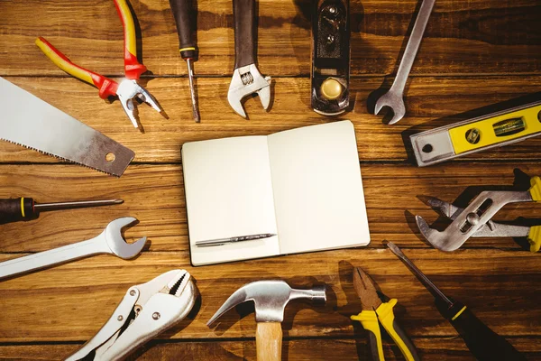 Anteckningsbok och penna mot verktyg — Stockfoto